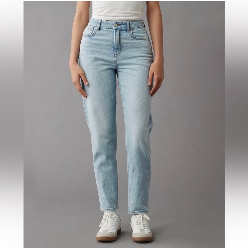 American Eagle Mom Jean Light Wash High Rise Straight Jeans Size 8 Regular